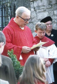 M. l’Abbé Robert Seron, curé de la paroisse, éplucha méthodiquement le cahier des charges et émit des avis pratiques.