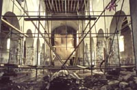 Janvier 1975 vit l’arrivée des ouvriers. En l’espace de quelques semaines, l’intérieur du temple changea radicalement de visage pour revêtir celui d’un endroit sinistré, encombré de mille et une choses.