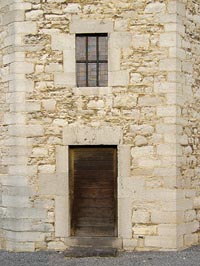 Pan sud-est du chevet où sont percées une porte donnant accès au chœur et une petite fenêtre (sur le linteau de celle-ci est gravée la date 1682).