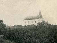 La chapelle de Warre, son clocheton (intégré dans la toiture de la nef) couronné d’une petite flèche (début 1900).