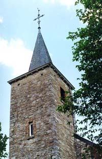 La tour et la flèche de l’églisette en gros-plan.