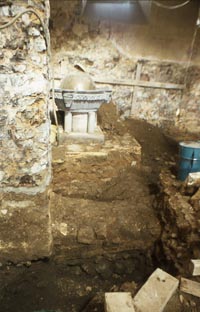 Vue des fouilles dans la petite nef nord près des fonts baptismaux.