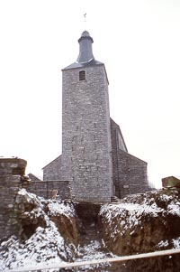 La tour de l’église Saint-Martin devant laquelle fut creusée une profonde tranchée destinée à accueillir la double gaine nécessaire au chauffage par air pulsé. 