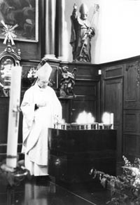 Monseigneur Léonard a consacré le nouvel autel le 23 septembre 2001. Les cinq « foyers » viennent d’être allumés. 