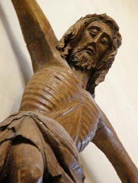 L’imposant et magnifique Christ est de style gothique attardé.