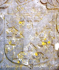 Détail de la pierre tombale de Jean du Chesne, au cimetière de Grandhan, représentant le blason des du Chesne de Marteau.