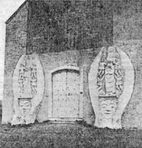 Ancienne faade de la chapelle (sans tour) avec ses bas-reliefs en ciment ( g. le Couronnement de la Vierge et  dr. la Pentecte).