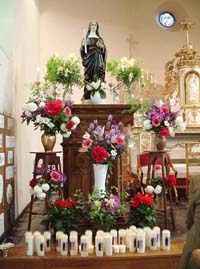 Statue de sainte Gode abondamment fleurie  loccasion dun plerinage.